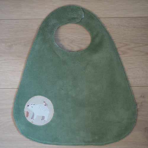 bavoir réglable pour enfant vert et beige aux motifs de mammouths et animaux de la forêt