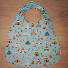 Charger l'image dans la galerie, bavoir évolutif pour enfant réglable orange et bleu aux motifs d'animaux et de tipis
