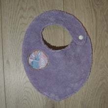 Charger l'image dans la galerie, bavoir pour bébé parme et rose aux motifs de fées et de lapins
