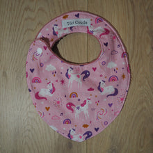 Charger l'image dans la galerie, bavoir rose aux motifs de licornes pour bébé
