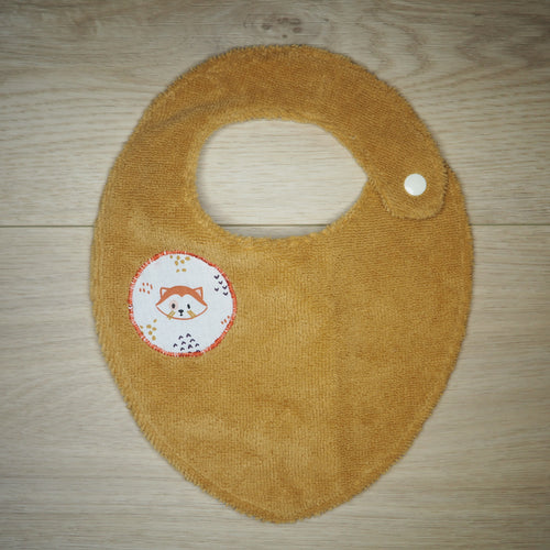 bavoir pour bébé marron et blanc aux motifs de panda roux