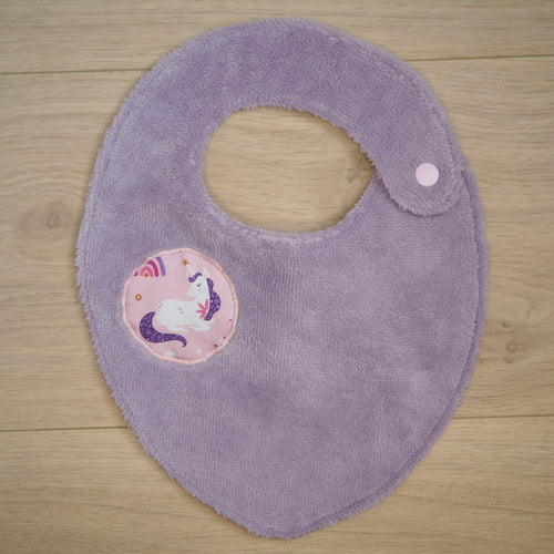 bavoir violet et rose aux motifs de licornes pour bébé