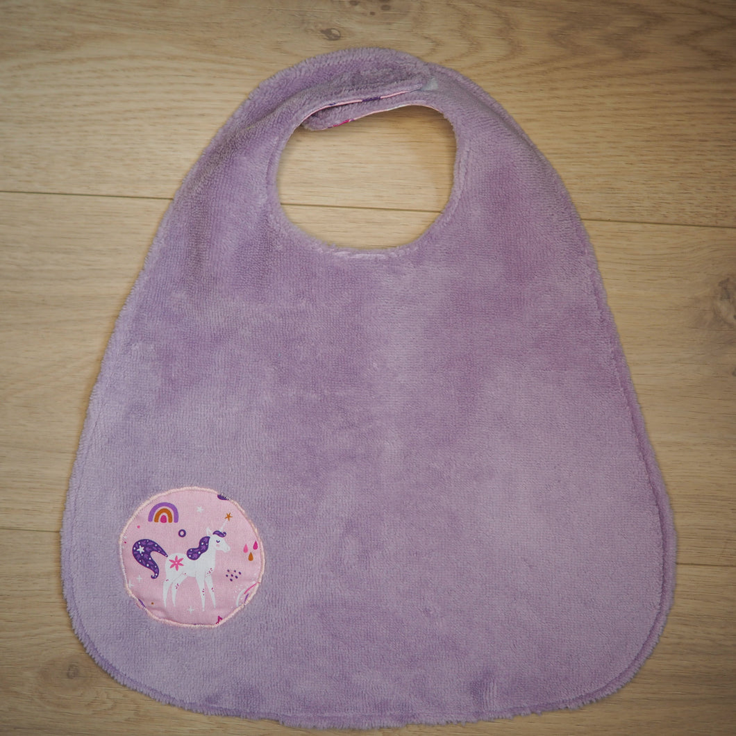 bavoir pour enfant violet et rose aux motifs de licornes