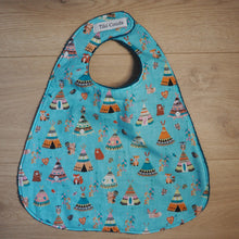 Charger l&#39;image dans la galerie, bavoir réglable bleu aux motifs d&#39;animaux et de tipis
