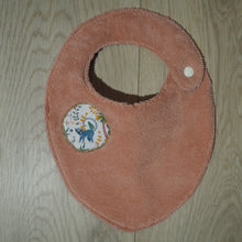 Charger l'image dans la galerie, bavoir bébé rose aux motifs d'animaux d'Amazonie
