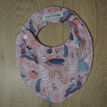 Charger l'image dans la galerie, bavoir pour bébé parme et rose aux motifs de fées et de lapins
