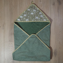 Charger l&#39;image dans la galerie, cape de bain verte pour enfant, aux motifs d&#39;éléphants
