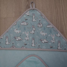Charger l'image dans la galerie, serviette de bain pour bebe bleu, motifs de lapins
