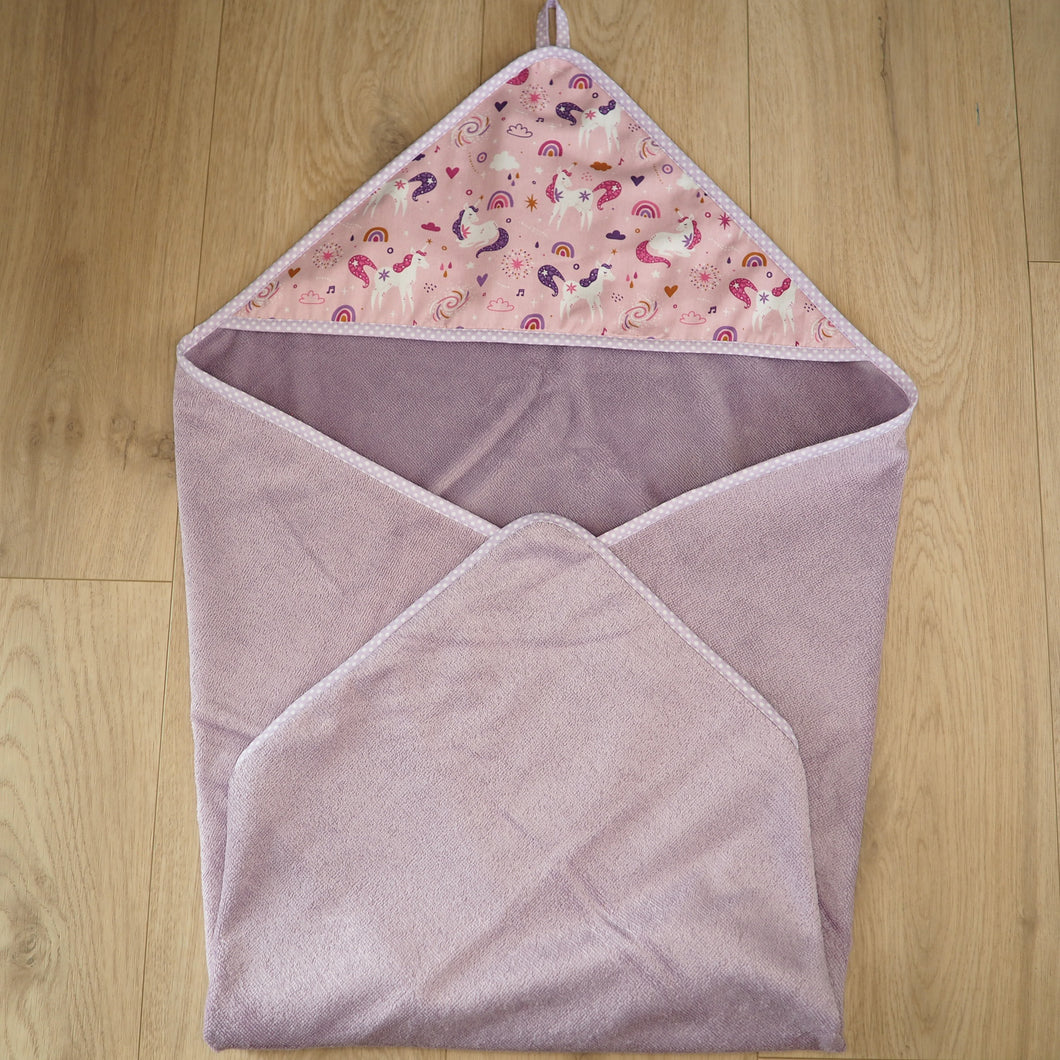 serviette de bain pour enfant violette aux motifs de licornes