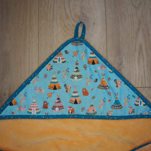 Charger l&#39;image dans la galerie, cape de bain orange et bleu motifs animaux indiens
