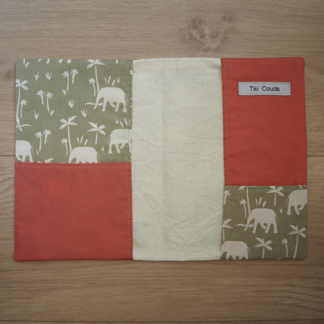 couverture pour carnet de santé vert, beige et orange avec des poches et des motifs d'éléphants