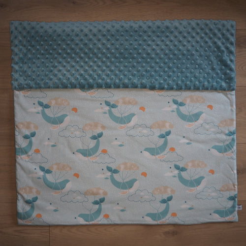 couverture bleu aux motifs de baleines et nuages