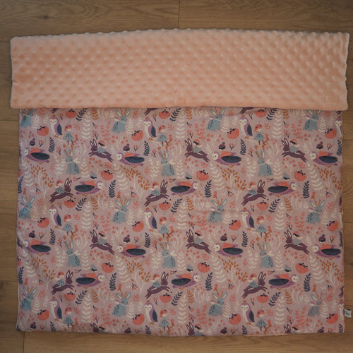 couverture pour bébé rose et parme aux motifs de fée et d'animaux
