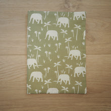 Charger l&#39;image dans la galerie, couverture pour carnet de santé vert, beige et orange avec des poches et des motifs d&#39;éléphants
