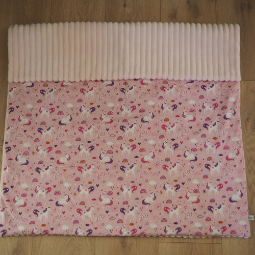 couverture pour enfant rose aux motifs de licornes