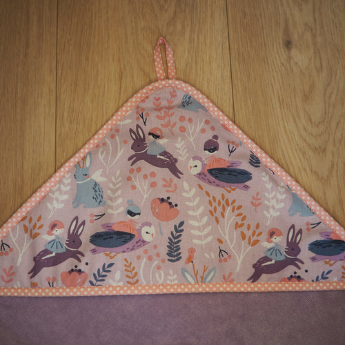 cape de bain violette aux motifs de chouettes et lapins