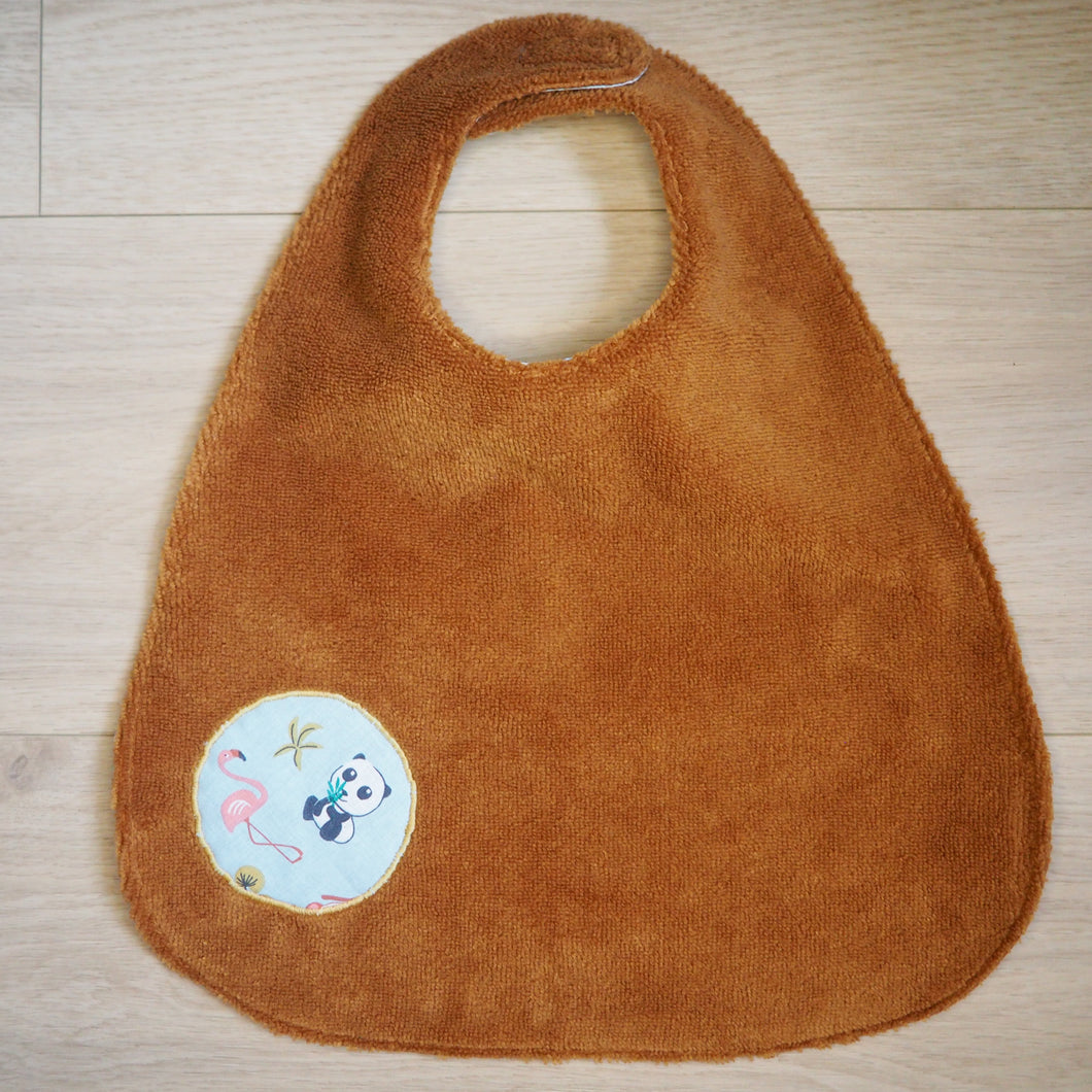 Grand bavoir marron et bleu avec motifs d'animaux