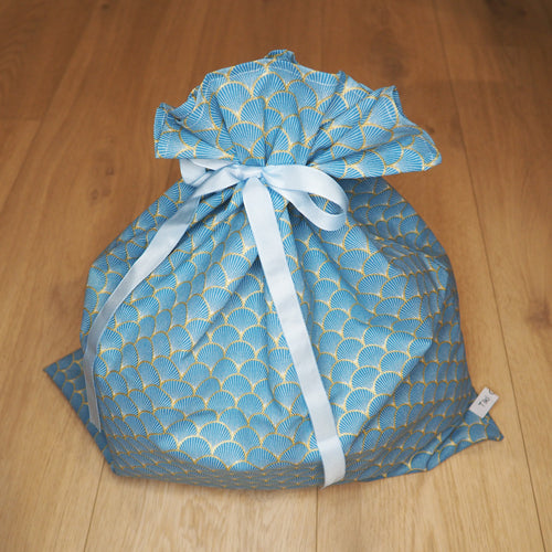 grand emballage cadeau en tissu bleu et doré 