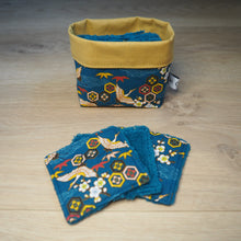 Charger l&#39;image dans la galerie, lot de 10 lingettes démaquillantes bleu et jaune en éponge bambou et motifs de grues et de fleurs
