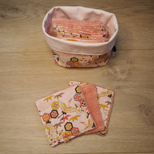 Charger l&#39;image dans la galerie, lot de 10 lingettes avec panière assortie, rose aux motifs de grues et fleurs de cerisier
