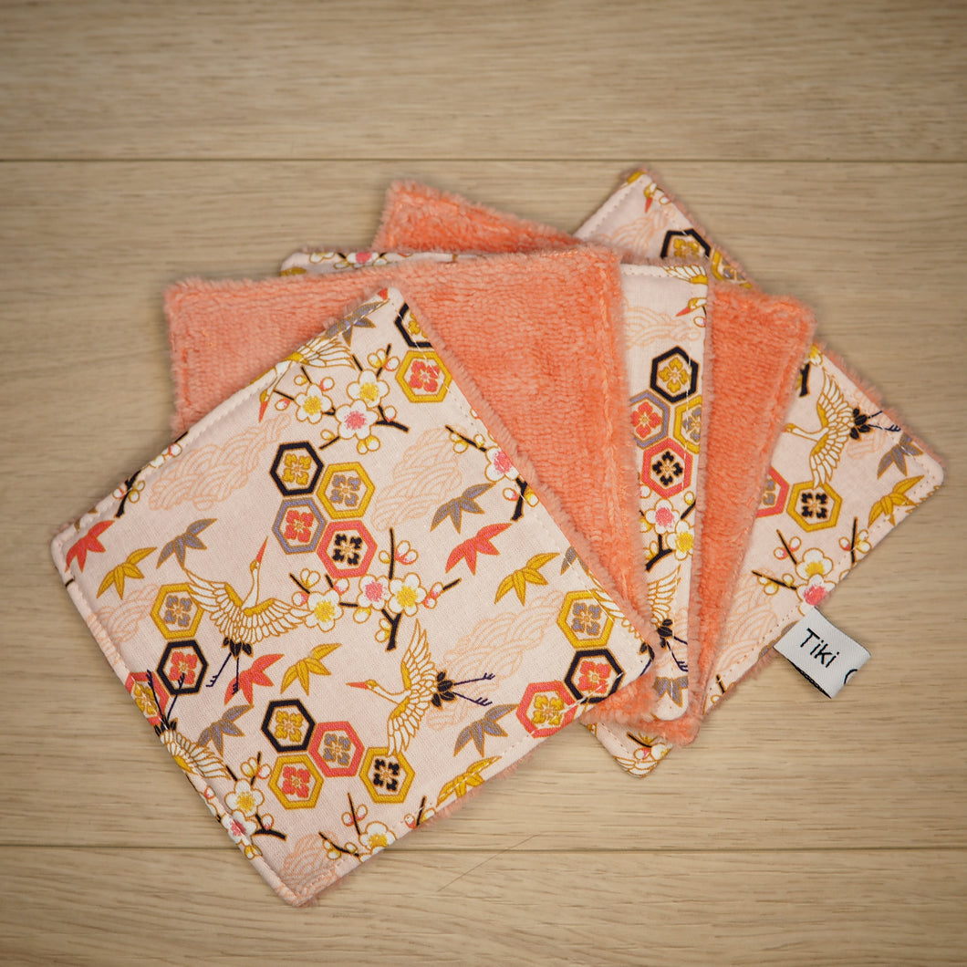 lingettes en bambou rose aux motifs de grues et de cerisiers