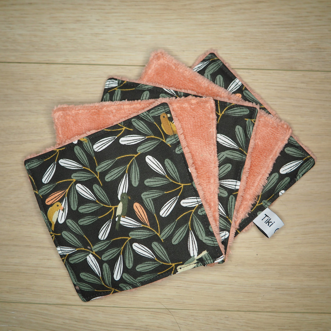 lingettes rose et gris foncé avec feuillages et oiseaux colorés