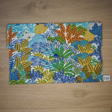 Charger l'image dans la galerie, Pochette pour livre ou autres effets personnels, aux motifs de feuillages bleu, vert, jaune et orange
