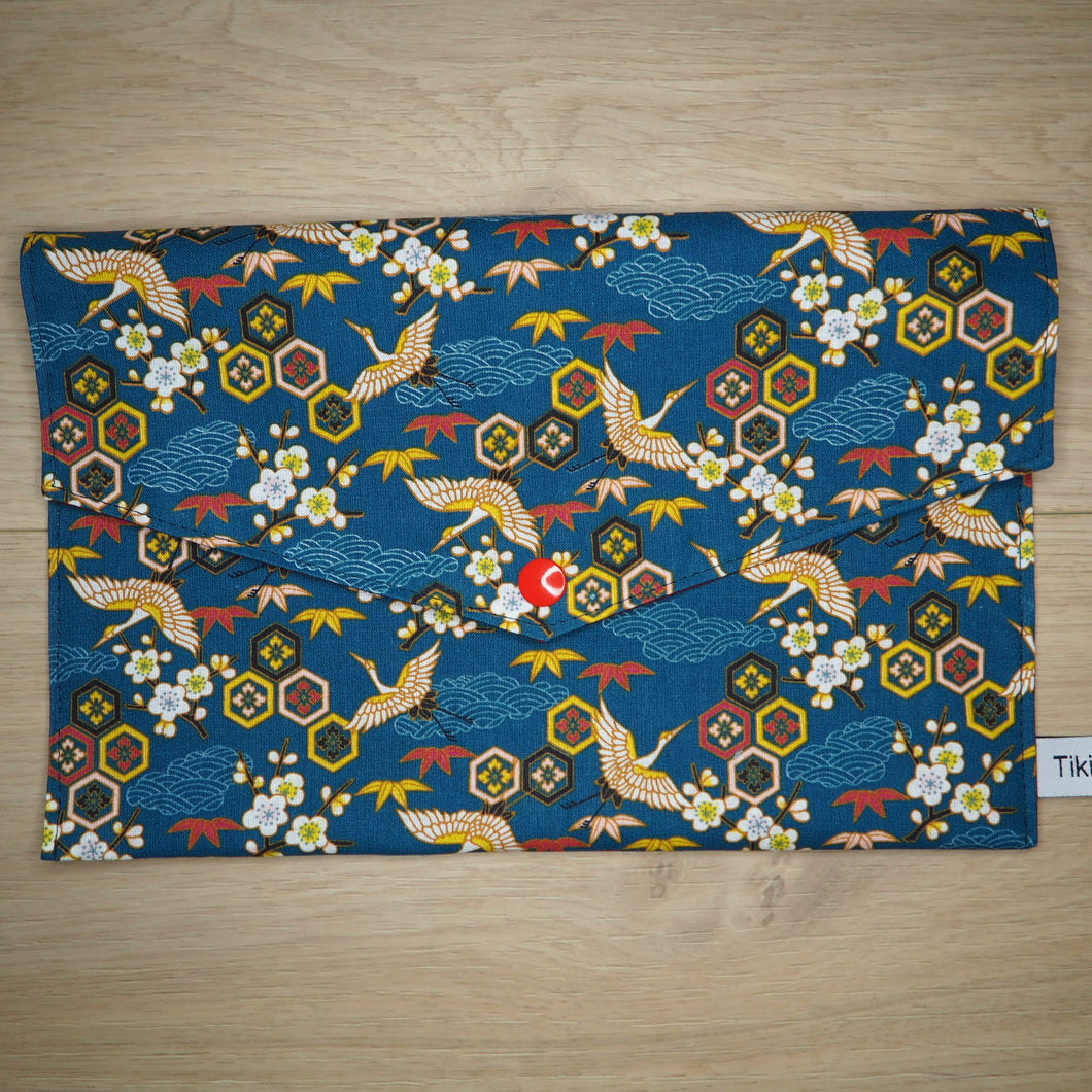 couvre livre bleu rouge et jaune avec des motifs japonais