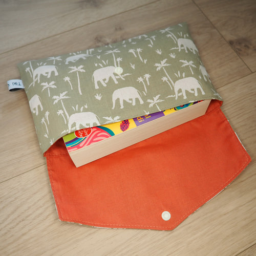 pochette verte et orange avec motifs d'éléphants