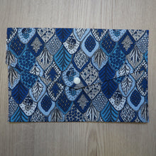Charger l'image dans la galerie, pochette pour transport de livre motifs de feuillage bleu
