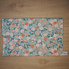 Charger l'image dans la galerie, pochette a livre fleurs de cerisier bleu clair et orange

