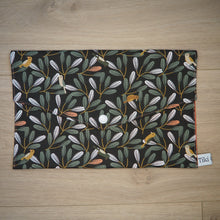 Charger l'image dans la galerie, couverture pour livre de poche gris foncée avec feuillages et oiseaux
