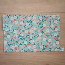Charger l&#39;image dans la galerie, pochette a livre fleurs de cerisier bleu clair
