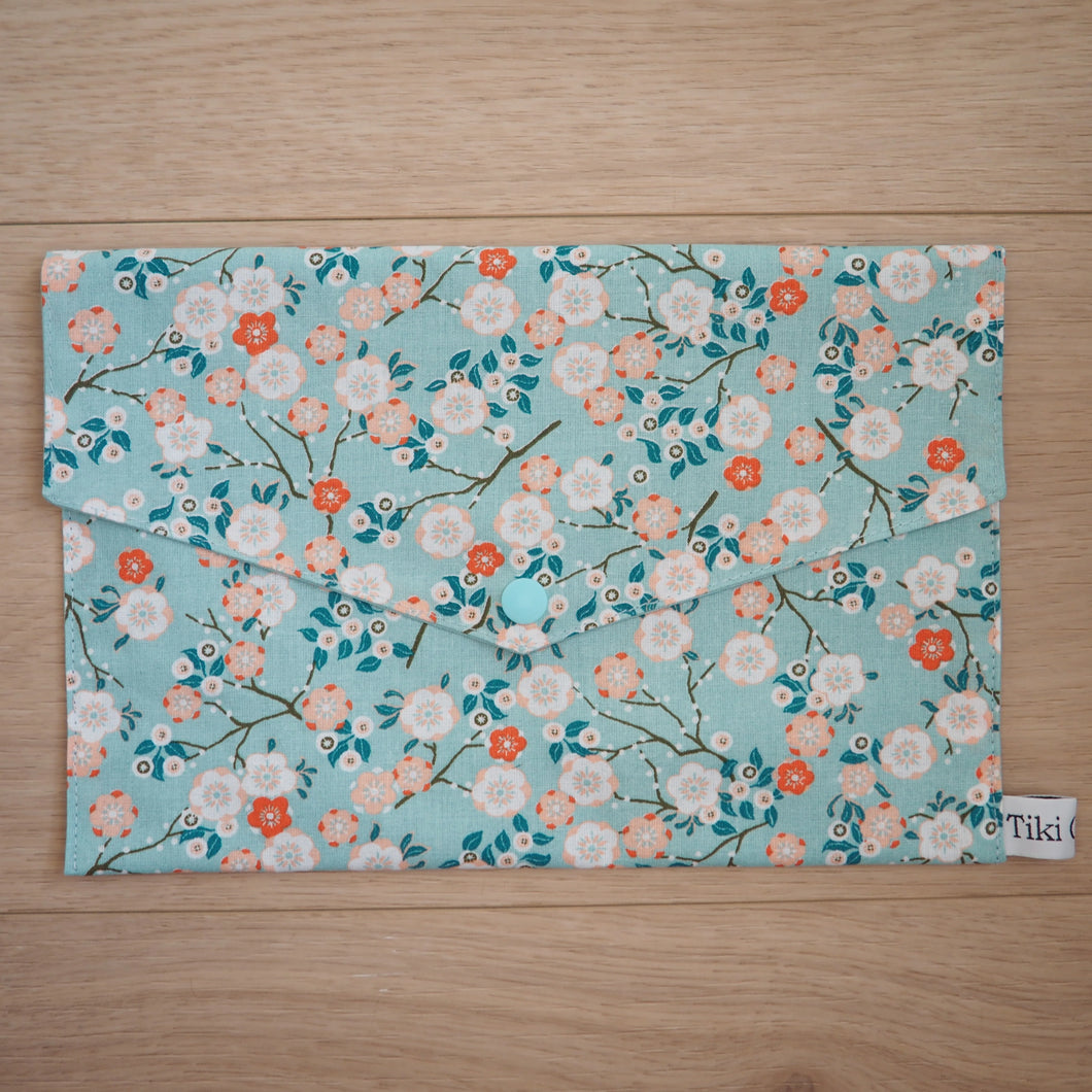 pochette a livre fleurs de cerisier bleu clair