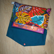 Charger l'image dans la galerie, pochette pour livre de poche, colorée aux motifs de feuillages
