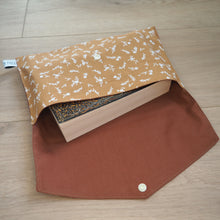 Charger l&#39;image dans la galerie, couvre livre de poche marron à motifs de petites fleurs blanches

