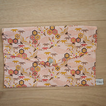 Charger l&#39;image dans la galerie, couvre livre rose aux motifs de grues
