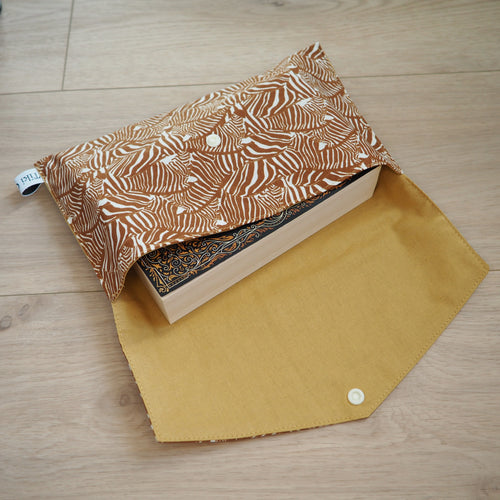 pochette marron et beige avec des motifs de zèbres