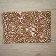 Charger l&#39;image dans la galerie, pochette marron et beige avec des motifs de zèbres
