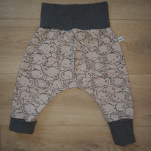 Charger l&#39;image dans la galerie, sarouel pour bébé beige et gris avec motifs d&#39;éléphants
