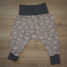 Charger l&#39;image dans la galerie, sarouel pour bébé beige et gris avec motifs d&#39;éléphants
