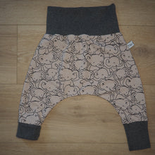 Charger l&#39;image dans la galerie, sarouel pour bébé beige et gris avec motifs d&#39;éléphants
