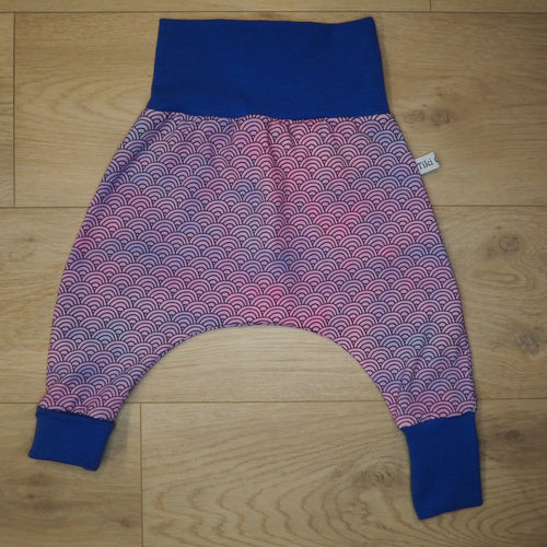 sarouel rose et bleu aux motifs d'arcs en ciel roses et bleus