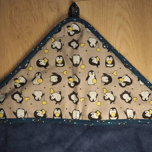 Cape de bain Pingouins. Bleu, gris et jaune