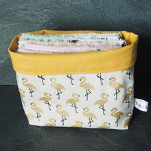 Charger l&#39;image dans la galerie, Corbeille de rangement blanche et jaune avec des flamands roses de couleur dorée
