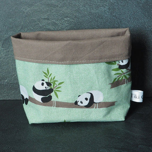 Petite corbeille de rangement vert clair et taupe avec des dessins de panda sur des bambous