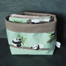 Charger l&#39;image dans la galerie, Petite corbeille de rangement vert clair et taupe avec des dessins de panda sur des bambous
