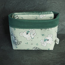 Charger l&#39;image dans la galerie, Corbeille de rangement verte avec des motifs de koalas et de ratons laveurs
