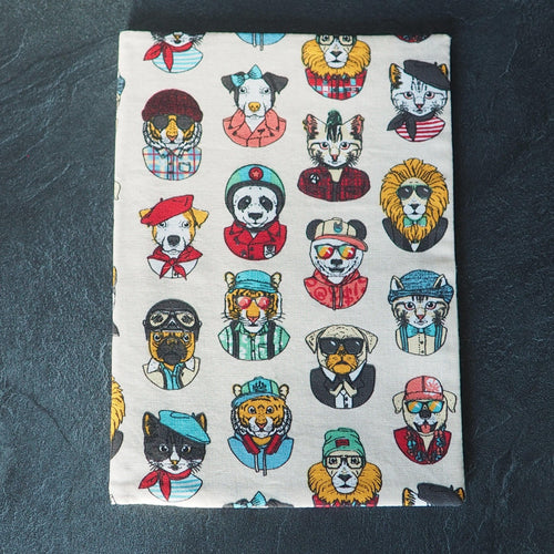 Couverture pour carnet de santé avec des têtes d'animaux habillés sur fond beige. Tissu oeko tex. Bonne idée pour cadeau de naissance