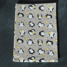 Charger l&#39;image dans la galerie, Couverture pour carnet de santé Pingouins avec des balons et des patins à glace sur fond beige. Tissus oeko-tex
